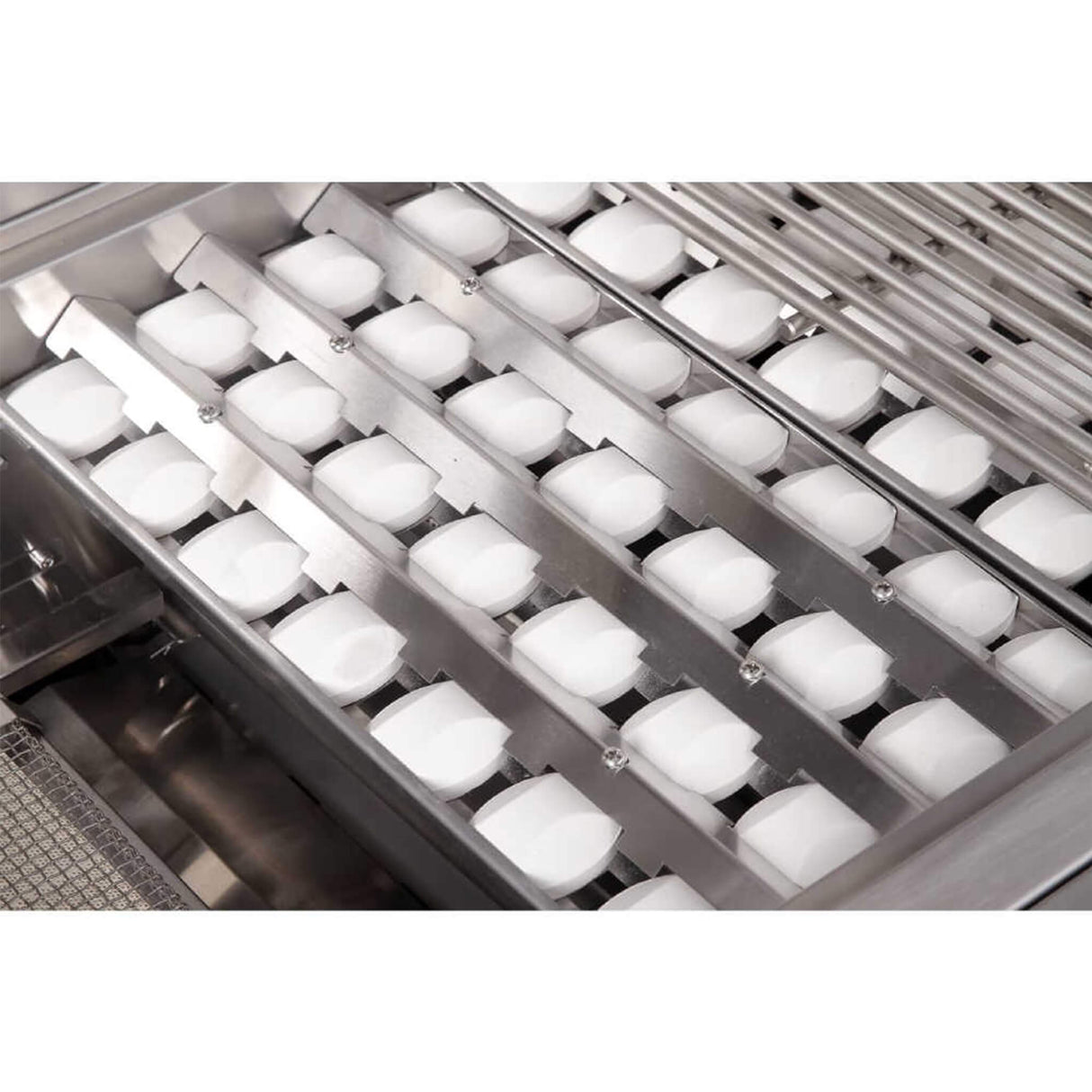 Edgestar 60K BTU 30" Natural Gas Built-In Grill With Lighted Grill Area And Double Access Doors (SAK82568)