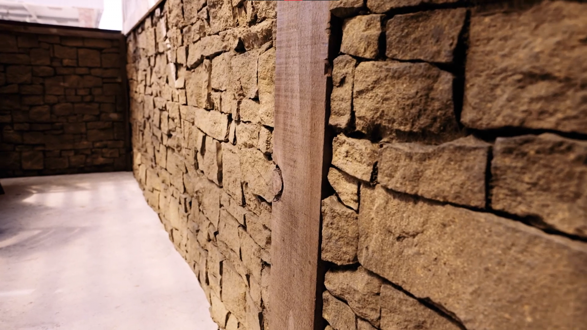 Universal Rocks Large Cobblestone Rock Wall 16' x 9' Panel – COBBLESTONE-PANEL-LG