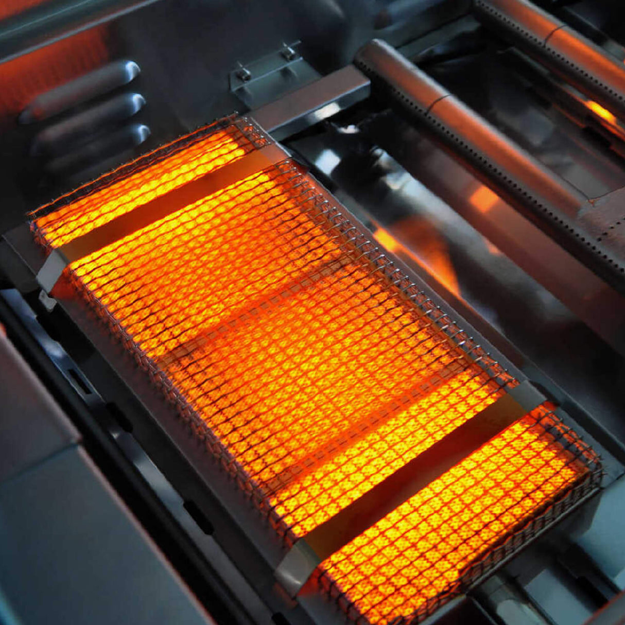 Edgestar 60K BTU 30" Natural Gas Built-In Grill With Lighted Grill Area And Double Access Doors (SAK82568)